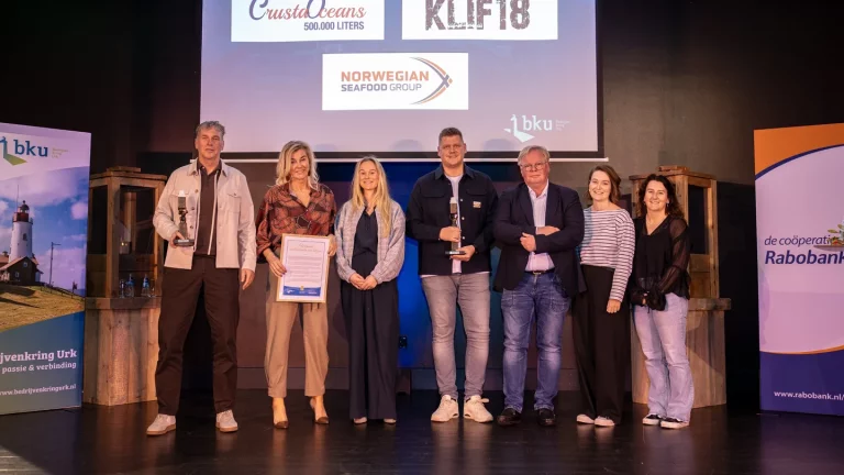 Op de foto (vlnr): Jan Jongman (Klif18), Babette Jongman (Klif18), Emma de Boer – Jongman (Klif18), Johannes Korf (Norwegian Seafood Group), Rob Dragt (Rabobank), Kim Zuurmond (Crusta Oceans) en Nadine Zuurmond (Crusta Oceans).