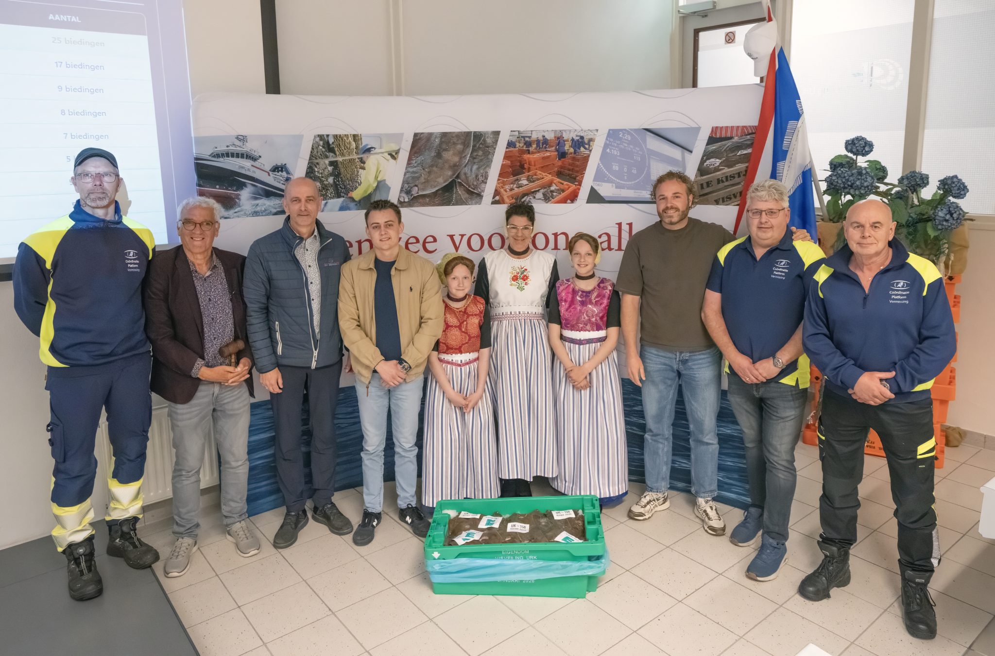 Foto van de winnaars van de eerste meischol met de ontvangers van het coördinatie platform vermissing.